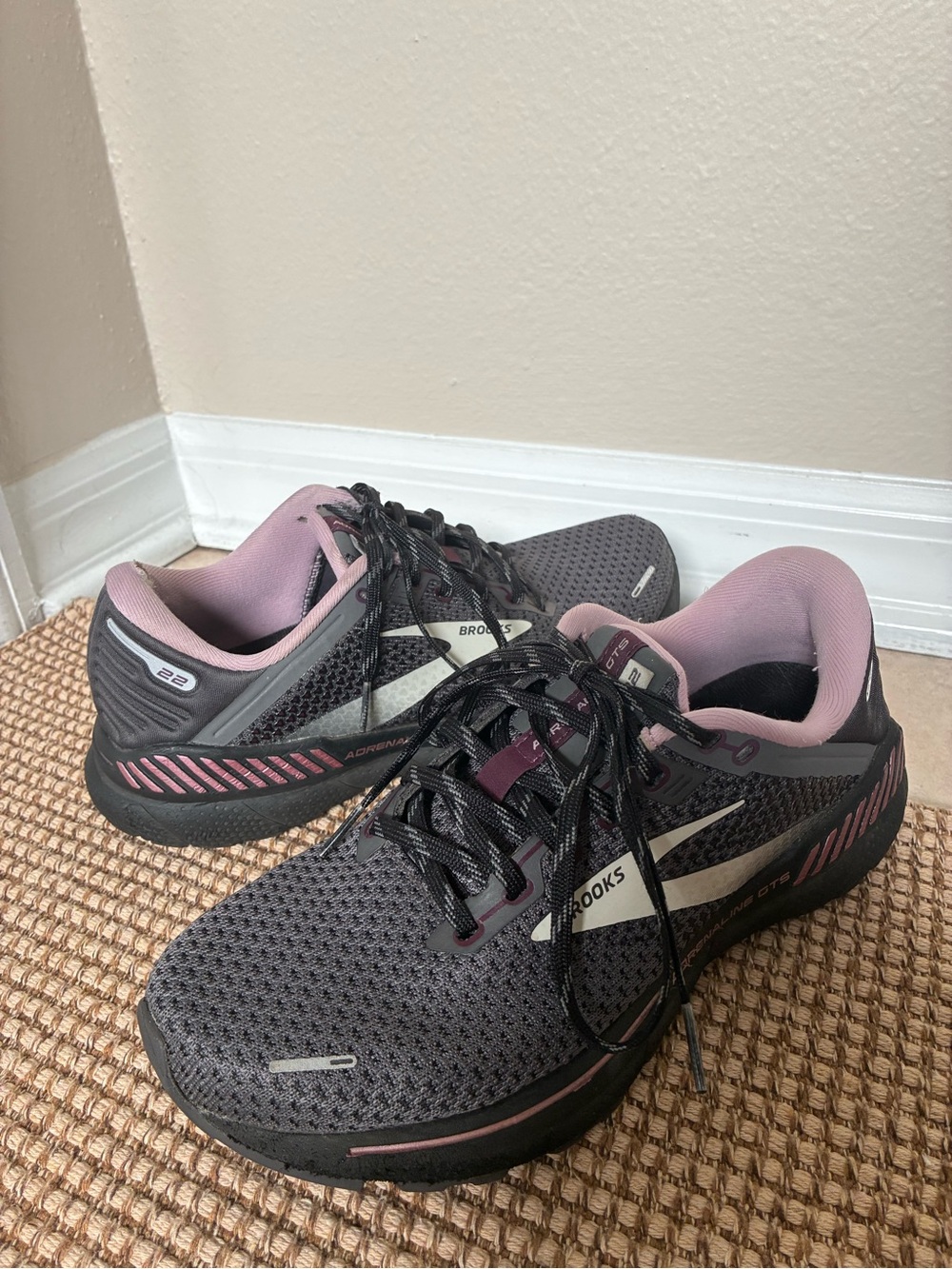 Brooks Adrenaline GTS 22 women's 8 sporty running sneakers grey & purple